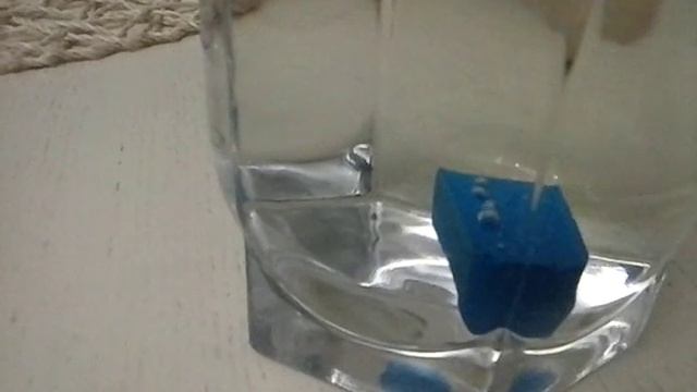 Meл в кружке. Выходят пузыри воздуха из мела смотреть онлайн