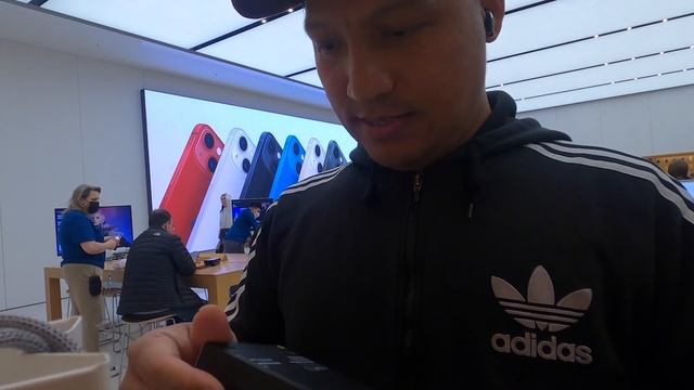 I Phone 13 Pro Max - Apple Store, Brent Cross, London, UK- Friday 18th March 2022 смотреть онлайн