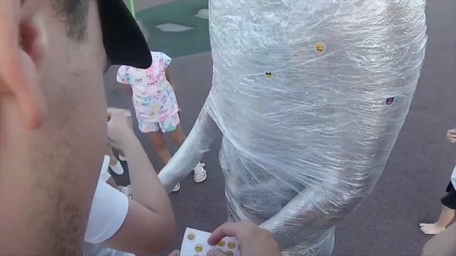 Чуть не задохнулся. Замотался в плёнку и ходил по парку смотреть онлайн