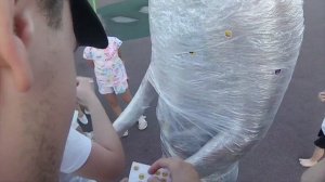 Чуть не задохнулся. Замотался в плёнку и ходил по парку