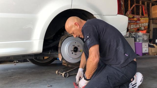 Changing Rotor & Brake Pads on a 2007 Range Rover Sport Supercharged смотреть онлайн