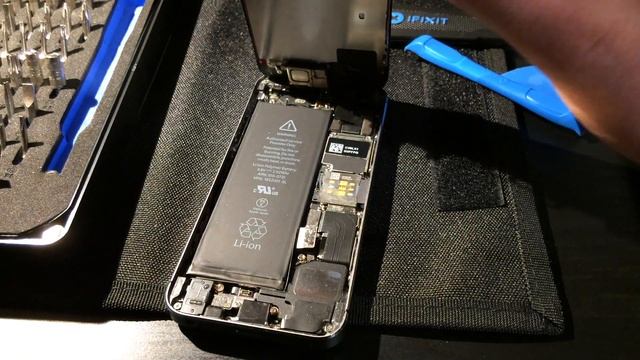 A Simple iPhone 5S Screen Replacement Went COMPLETELY Wrong! смотреть онлайн