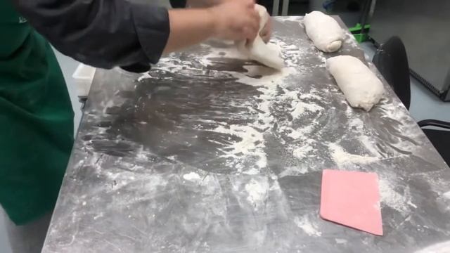 Формовка батона. Этапы производства хлеба. смотреть онлайн