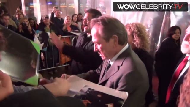 Tommy Lee Jones sign autographs at Lincoln Premiere смотреть онлайн