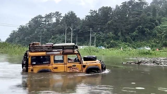 Camel Trophy Land Rover Defender 110 1/10 Scale Rc