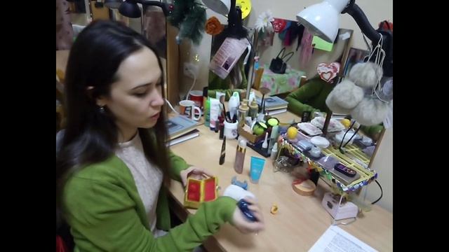 Актерская гримёрка и хаос на гримировальном столике