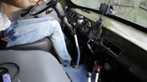 Красивая девушка за рулем  УАЗ «Буханка»