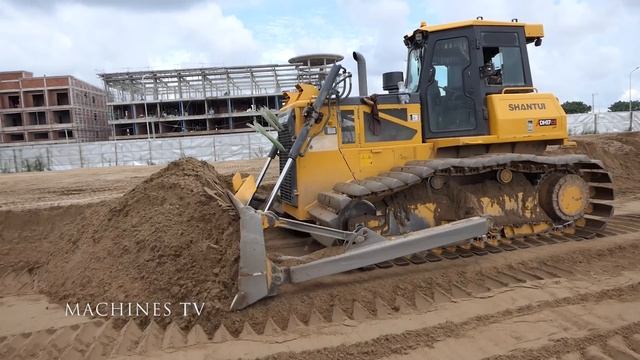 Fast Working Skills Operator SHANTUI Bulldozer Cutting Moving Level Sand For Big Pond Filling Up смотреть онлайн