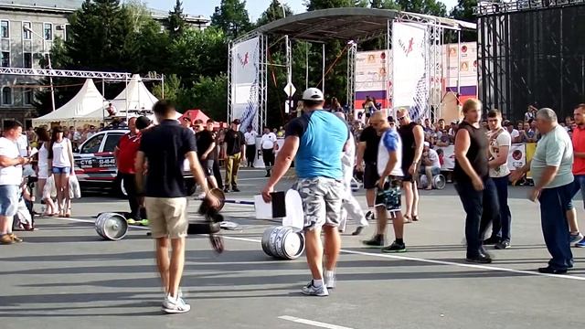 Состязание среди зрителей по поднятию кега за 30 секунд. Омск – 2017 смотреть онлайн