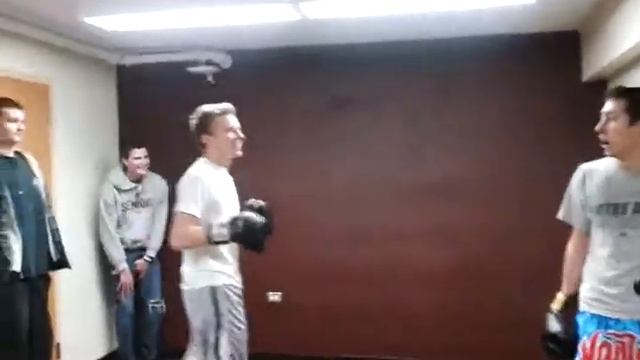 Brad vs. Jack Fight Club смотреть онлайн