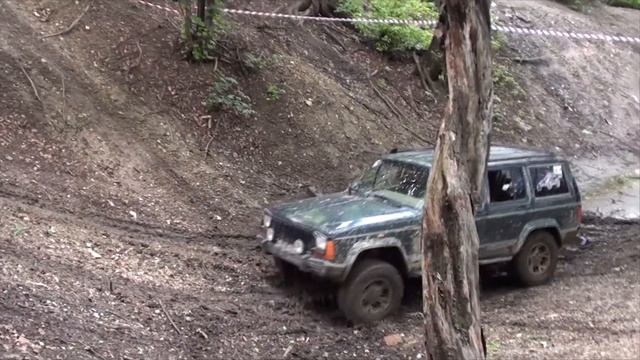 Jeep Cherokee 4.0l wyjazd z dziury смотреть онлайн