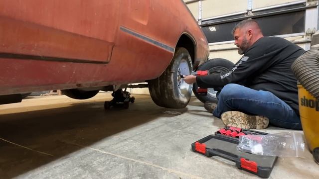 EP 111 Left abandoned by a fugitive for 40 years. Can we make this 1970 Dodge Super Bee Run??? смотреть онлайн