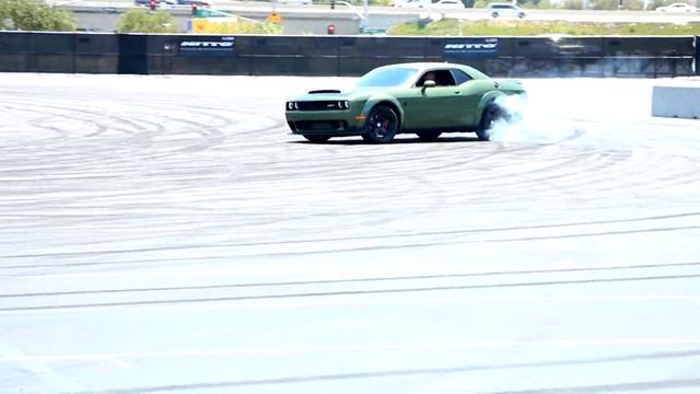 Dodge Challenger SRT Demon Burnouts смотреть онлайн