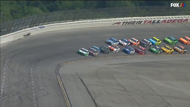 Крис Бушер за 7 кругов до финиша на трассе Талладега | NASCAR на канале FOX собрал скопление из 4 ма смотреть онлайн