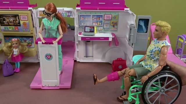 Barbie and Ken in Barbie's Dream House Story: Ken has Broken Leg and Barbie is Taking Care of Him смотреть онлайн
