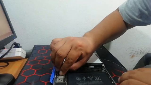 iPad Mini Glass & Screen Replacement (digitizer and LCD removal and installation) смотреть онлайн