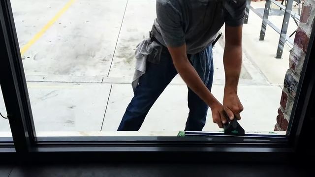 A storefront window cleaned in less than 30 seconds! смотреть онлайн