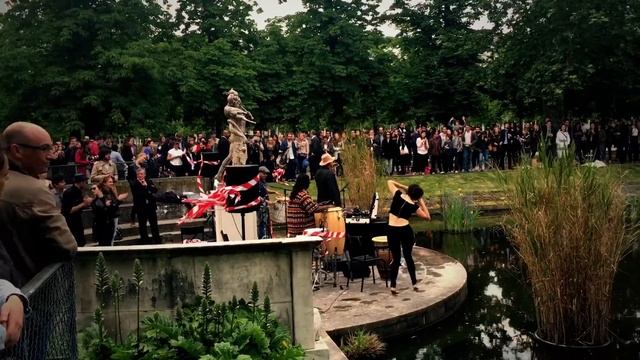 Arcade Fire - Don't Mind People Grinnin' (a capella) - Jardin des Tuileries, Paris - 25 May 2016 смотреть онлайн