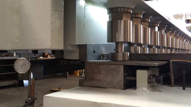 Рубка металла 30 мм ST 52 на гильотине Metal Master HCN смотреть онлайн