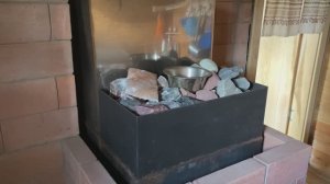 Меняю камни на чугун в банной печи.