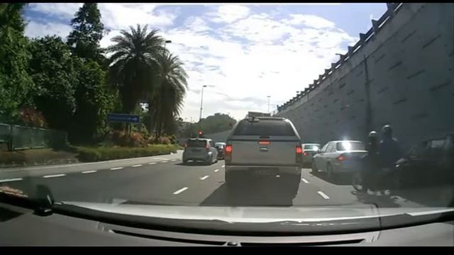 Snatch thieves on bike broke car window and rob - caught in action! Section 16 смотреть онлайн
