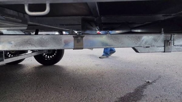 Устройство для крепления и транспортировки трапов для заезда