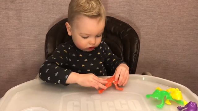 РАСПАКОВКА ПРЫГАЮЩИХ ЛЯГУШЕК / КОМАНДА КВА / ПРЫГАЮЩИЕ ЛЯГУШКИ / РАСПАКОВКА ДЕШЁВОЙ ИГРУШКИ / ИГРАЕМ смотреть онлайн