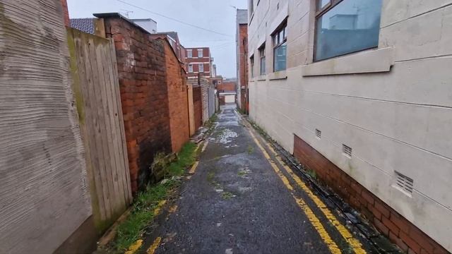 The BLACKPOOL they DONT WANT YOU TO SEE !!! - Backstreets walkabout - GRAFFITI, RUBBISH and MORE... смотреть онлайн