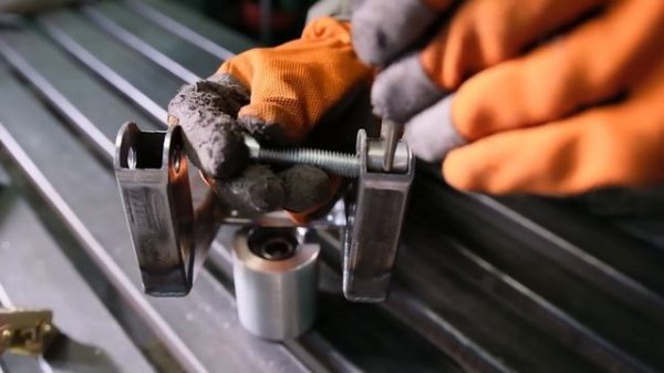 СДЕЛАЛА ОТЛИЧНЫЙ СТАНОК в свою мастерскую. Гриндер своими руками. DIY belt grinder.