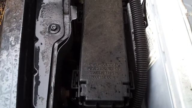 Where is the Fuse Box in a Grand Cherokee 98 04 under hood смотреть онлайн