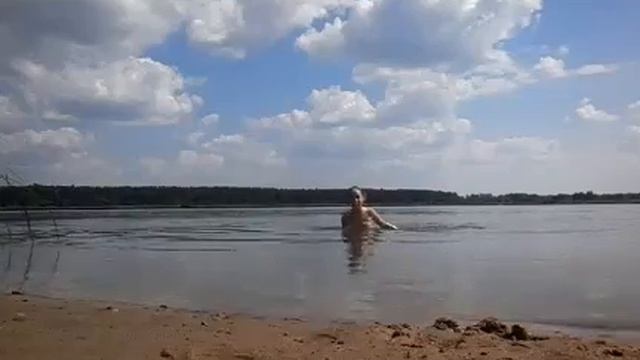 Всем привет. Это влог. Я купаюсь смотреть онлайн