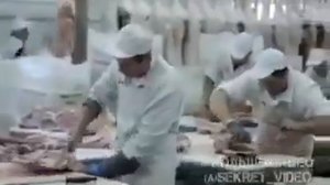 Как обрезки мяса склеивают искуственным мясным клеем, чтобы получить стейк