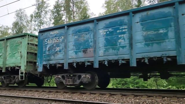 "Оглушающий гудок" Электровоз ВЛ11-306/302Б с грузовым поездом смотреть онлайн