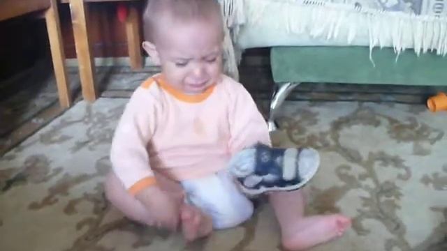 Ну ни как сандаля не хочет одеваться...)))))))))))) смотреть онлайн