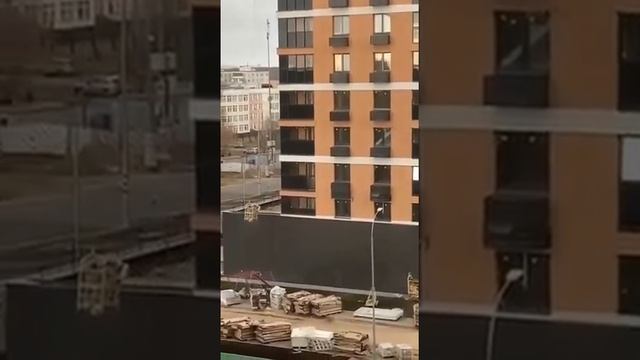 Строительная люлька бьет по стене нового дома в ЖК Лучи смотреть онлайн