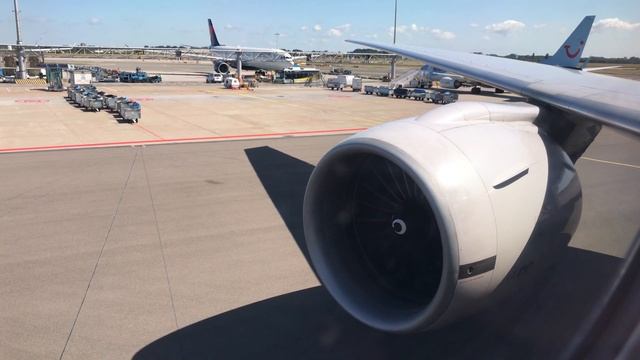 United 777-200 GE90 Engine Start - Window View смотреть онлайн