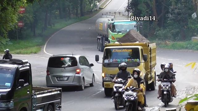 2TRUK Gandeng !! HINO 500 FG 235, FUSO 220PS Tronton, ISUZU GIGA, Nanjak di Batunuggul смотреть онлайн
