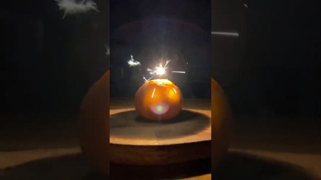 Что будет если засунуть бенгальский огонь в мандарин..?#tobolator_лайфхак #новыйгод смотреть онлайн