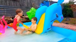 Никита и Виалина играют в бассейне.