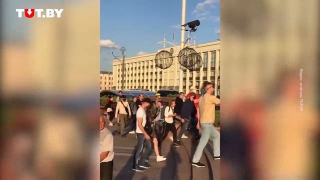 На площади Независимости задерживают человека, Минск смотреть онлайн