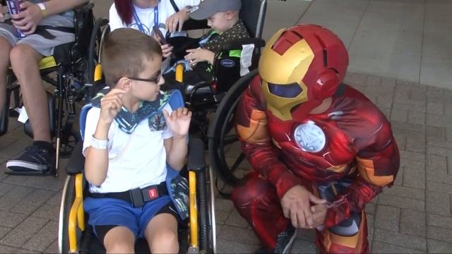 Superheroes wash windows at Akron Children's Hospital смотреть онлайн