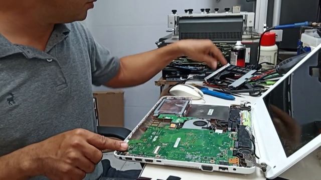 Asus X441 Como cambiar bocinas смотреть онлайн