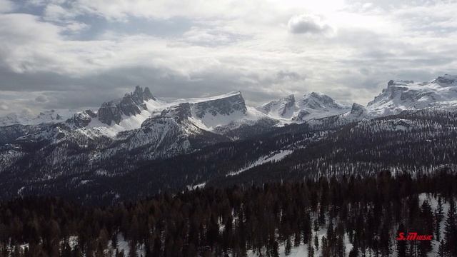 Dolomiti - Rifugio Angelo Dibona sorge ai piedi delle Tofane - Drone смотреть онлайн