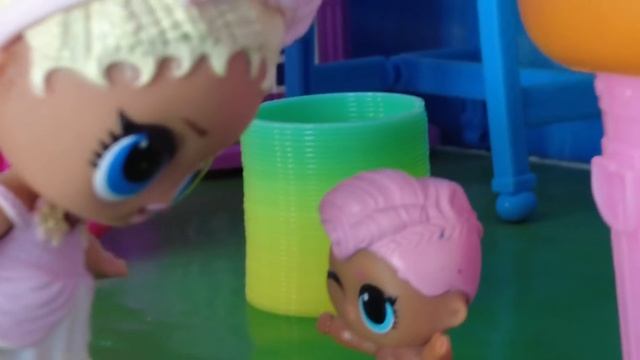 В КЛЕТКУ ЗА КОНФЕТКИ! Малыши ЛОЛ LOL сюрприз в детском садике мультики с куклами Даринелка смотреть онлайн