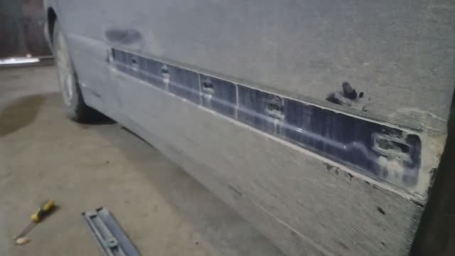 Как снять молдинг передний двери в Мерседесе Е класс W210 1998г смотреть онлайн