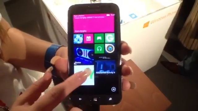 Windows Phone 8, how to personalize the home screen with Live Tiles смотреть онлайн