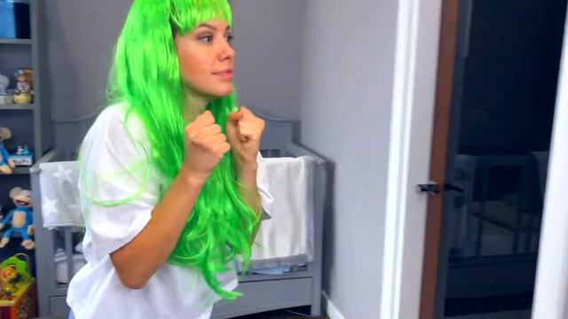 Мини Тими нашел куклу и притворился родителем смотреть онлайн