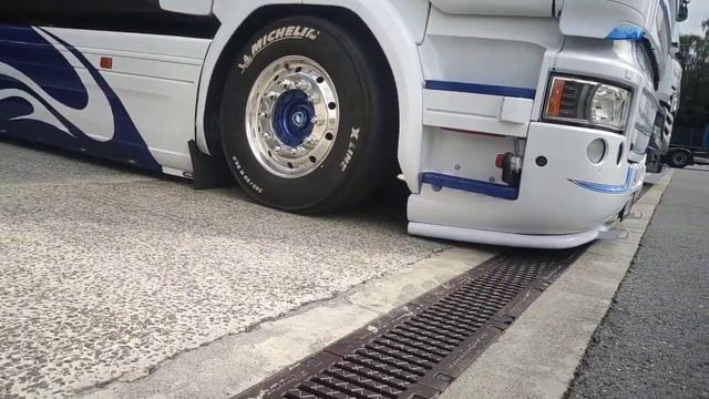 Швейцария. Загрузка Red Bull. Очень низкий грузовик. смотреть онлайн