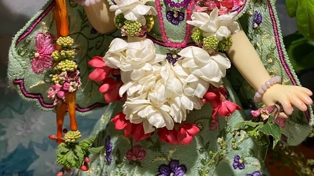 Гирлянды для Радха Мадхавы из цветов Говардхана смотреть онлайн