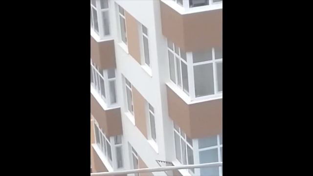 Crazy Lady Cleaning Windows on the 5th Floor! смотреть онлайн